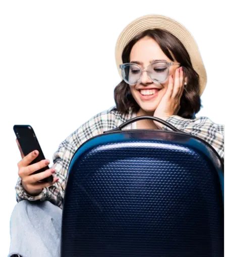 Chica reservando en el móvil