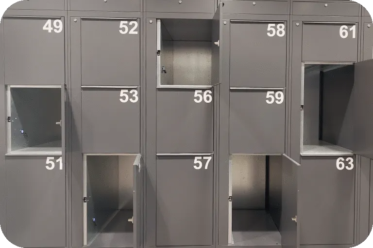 Imagen con movimiento abriendo y cerrando taquillas con maletas